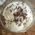 stracciatella glace à la vanille avec éclats de chocolat noir, servies dans un bol en verre sur une surface en bois.