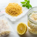 Grains de kéfir de fruits congelés, déshydratés et actifs dans l'eau.